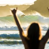 "Dieses Foto entstand im März an der Algarve. Während es in Deutschland noch winterlich war, konnten wir uns bei 25 Grad und perfekten Wellen während eines Teamtrips des Reiseveranstalters PURE Surfcamps austoben. Unter dem Motto 'Vordergrund macht Bild gesund' und entsprechender Sonnenuntergangsstimmung war dies eines der besten Bilder des Trips."