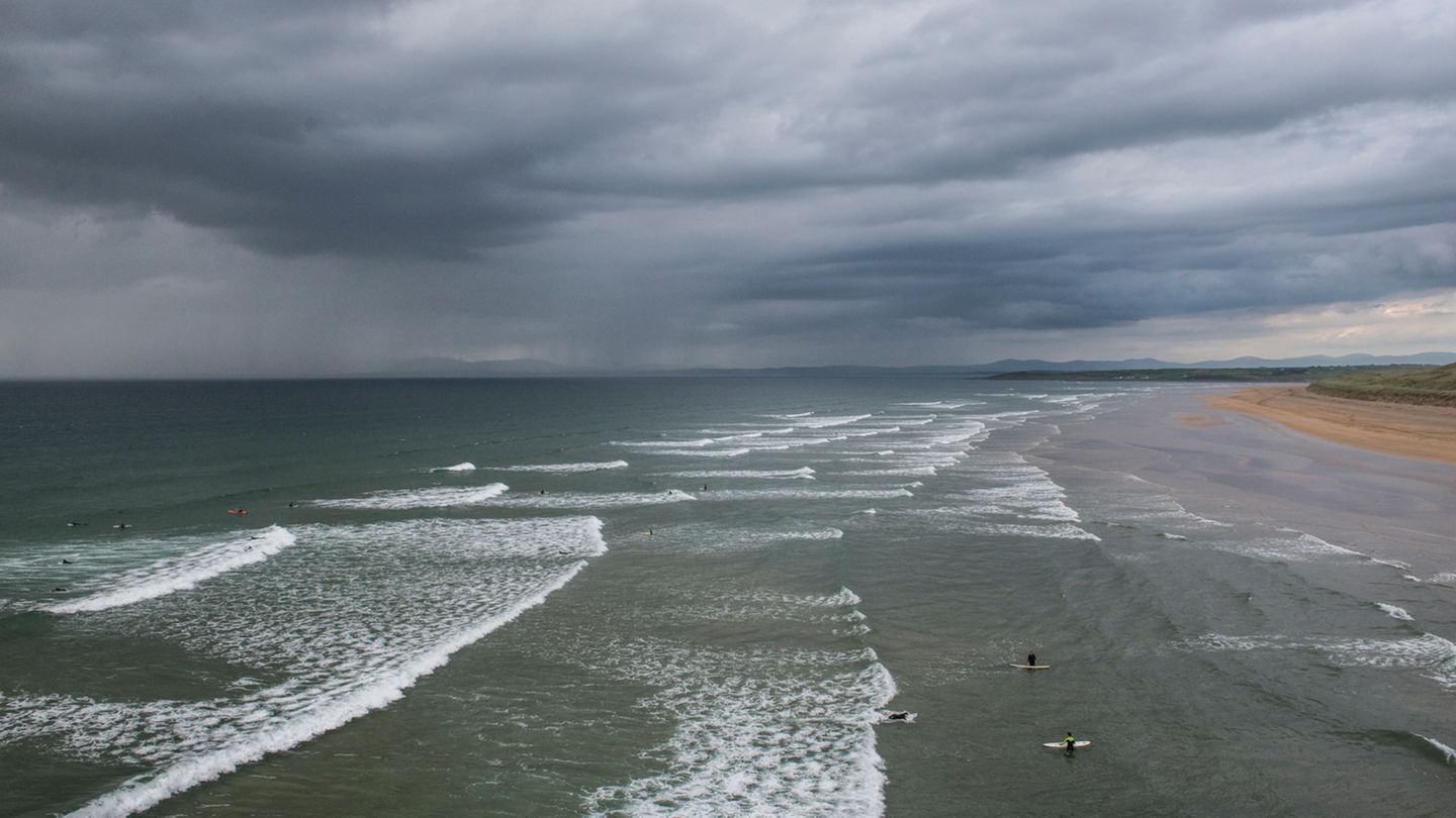 "Auf einem Reportage-Shooting für das 'Fit For Fun'-Magazin entstand dieses Bild von den Klippen Bundorans in Irland. Die Insel ist ein wahrer Traum für alle kälteunempfindlichen Wellenreiter."