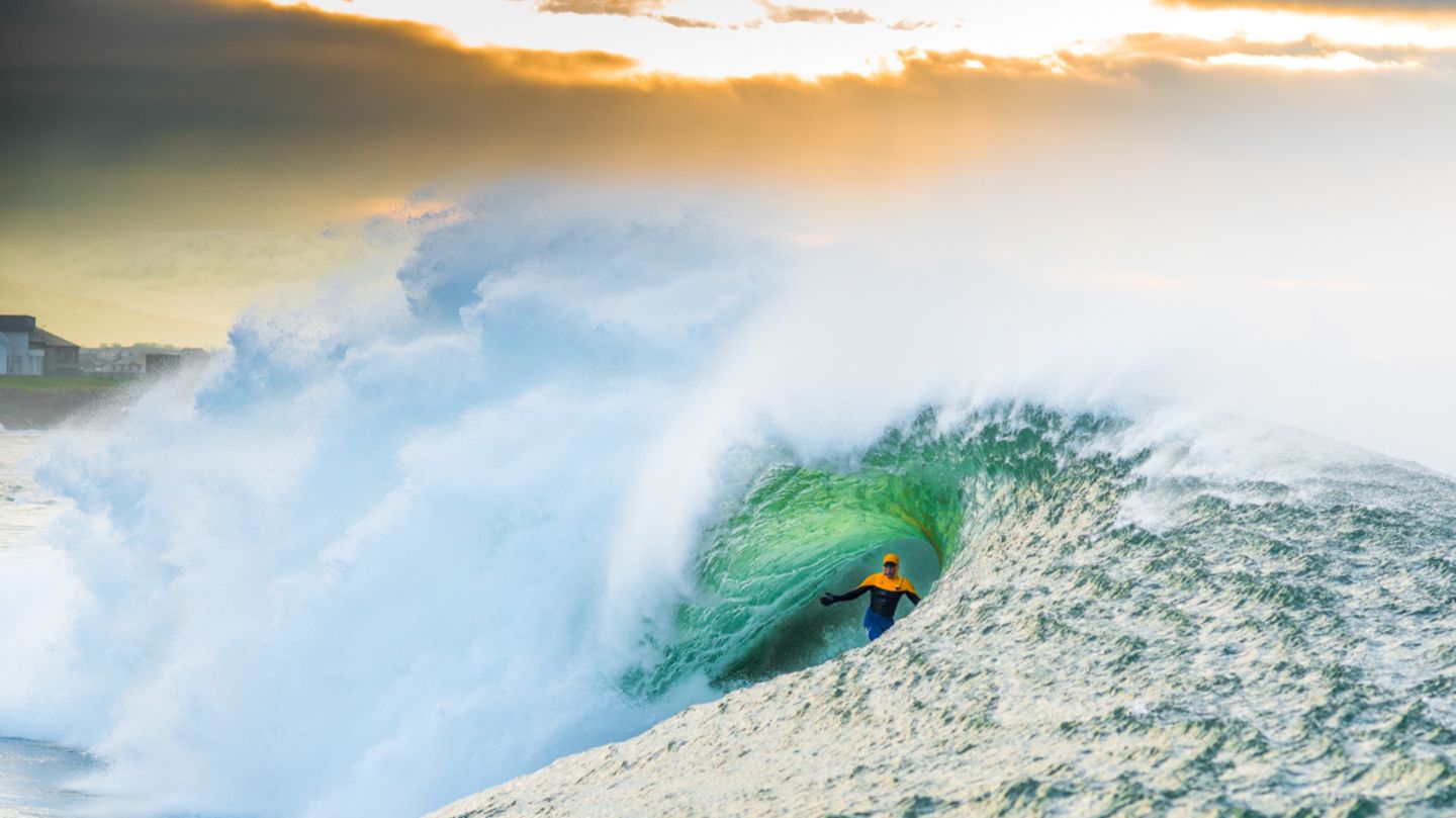 "Nic von Rupp in einer gewaltigen Welle bei Bundoran, Irland. Ich saß dafür auf dem Jetski, den mein Kumpel Sebastian Steudtner fuhr. Sebastian ist der beste Big-Wave-Surfer des Planeten und nur deshalb fühlte ich mich zwischen diesen Naturgewalten einigermaßen sicher", sagt Fotograf Lars Jacobsen dem stern.