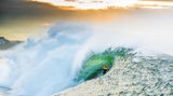 "Nic von Rupp in einer gewaltigen Welle bei Bundoran, Irland. Ich saß dafür auf dem Jetski, den mein Kumpel Sebastian Steudtner fuhr. Sebastian ist der beste Big-Wave-Surfer des Planeten und nur deshalb fühlte ich mich zwischen diesen Naturgewalten einigermaßen sicher", sagt Fotograf Lars Jacobsen dem stern.