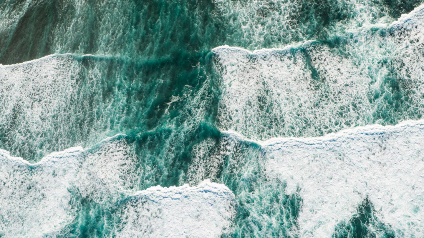 "Die Wellen der North Shore von Oahu, Hawaii aus der Vogelperspektive."