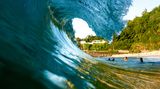 "Der Shorebreak von Waimea an der Nordküste von Oahu ist berühmt für seine großen und kraftvollen Wellen. Diesen Blick hat man nur als Surfer und Wasserfotograf."