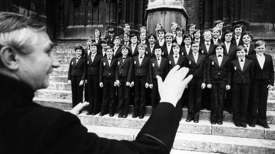 Aufnahme von 1976: Chorleiter Georg Ratzinger dirigiert die Regensburger Domspatzen während eines Konzerts vor dem Dom