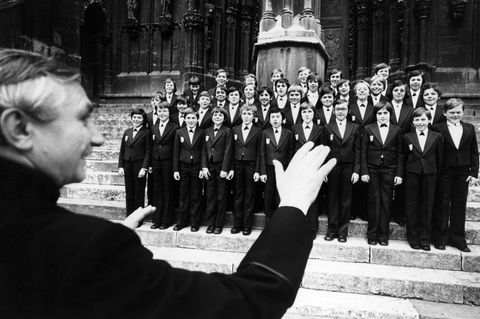 Aufnahme von 1976: Chorleiter Georg Ratzinger dirigiert die Regensburger Domspatzen während eines Konzerts vor dem Dom