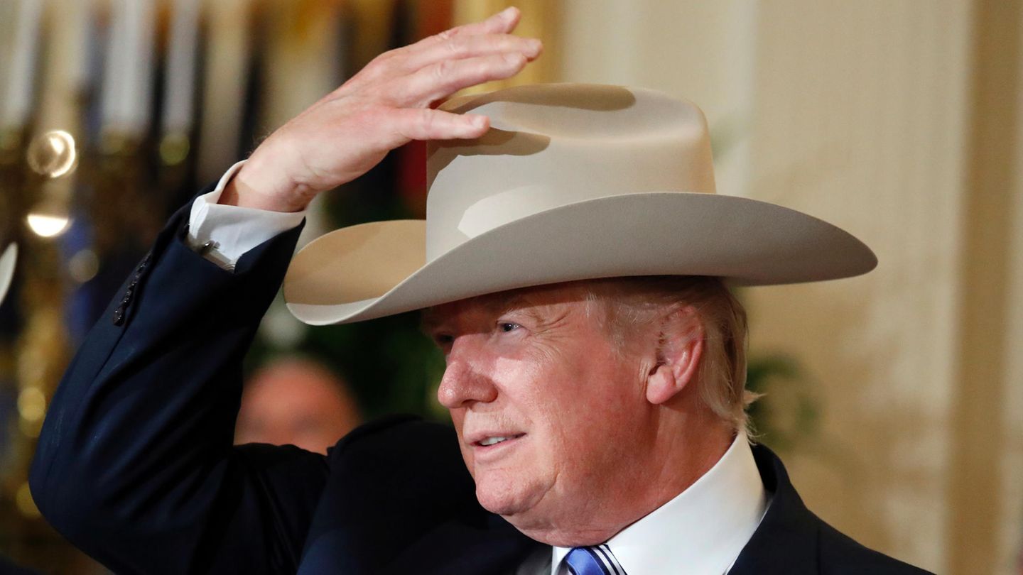 US-präsident Donald-Trump setzt sich einen "Stetson"-Cowboyhut auf