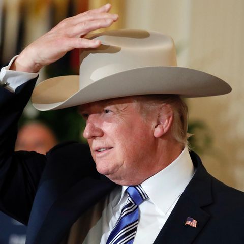 US-präsident Donald-Trump setzt sich einen "Stetson"-Cowboyhut auf
