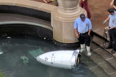 Roboter Knightscope K5 im Springbrunnen