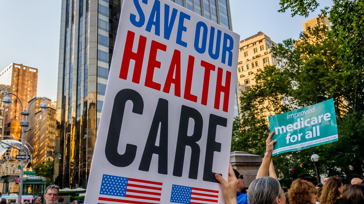 Einwohner in New York demonstrieren mit Schildern gegen die Abschaffung von "Obamacare" durch Donald Trump