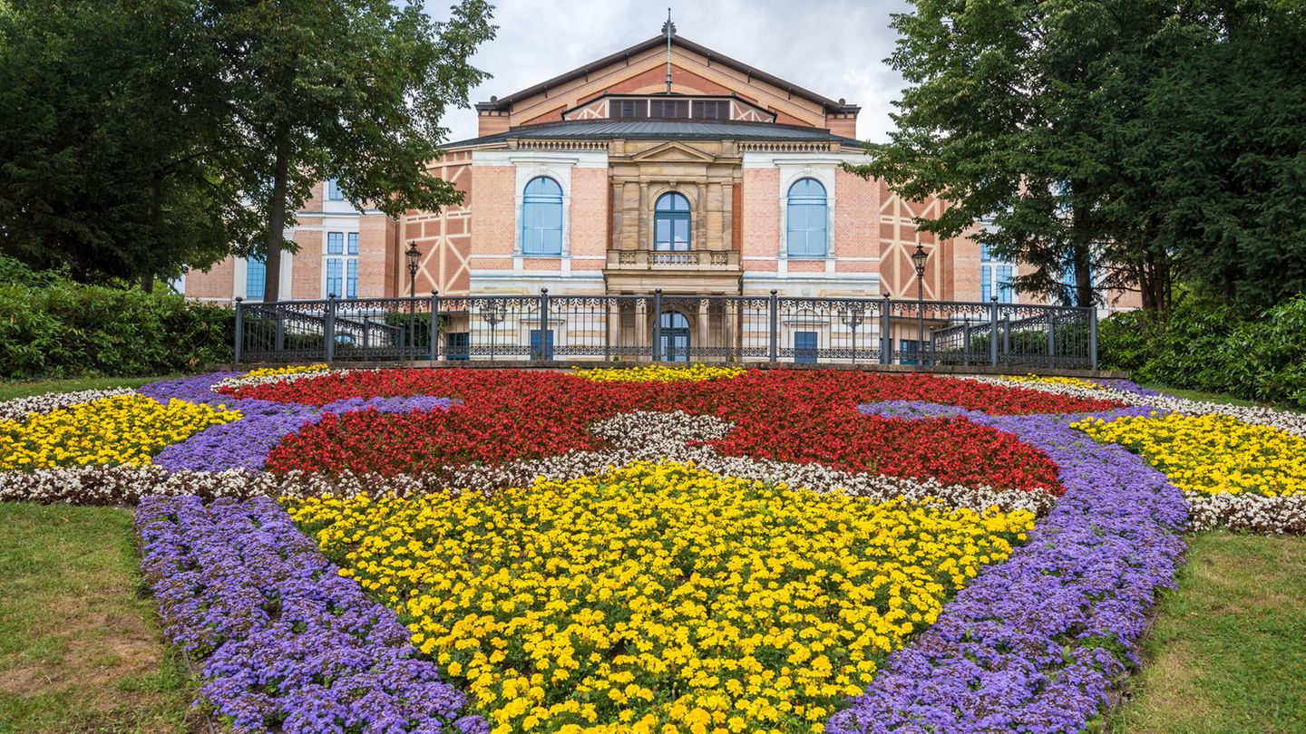 Richard-Wagner-Festspiele: Alles über Bayreuth: Muss ich hier wirklich neun Stunden auf der Holzbank sitzen?