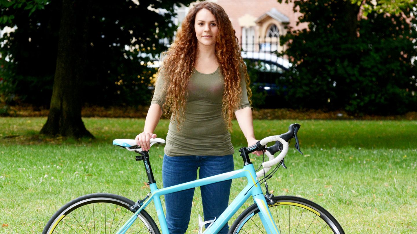 Jenni zeigt stolz ihr Fahrrad
