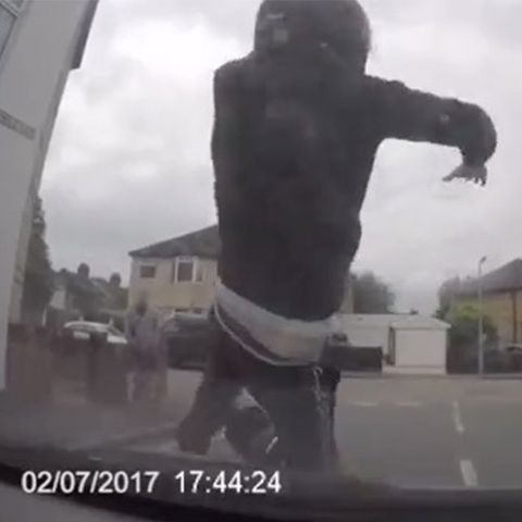 Dreister Versicherungsbetrug: Rollerfahrer wirft sich absichtlich auf Motorhaube - Fahrerin reagiert brillant