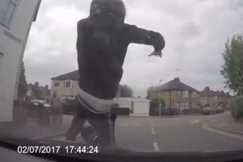 Dreister Versicherungsbetrug: Rollerfahrer wirft sich absichtlich auf Motorhaube - Fahrerin reagiert brillant