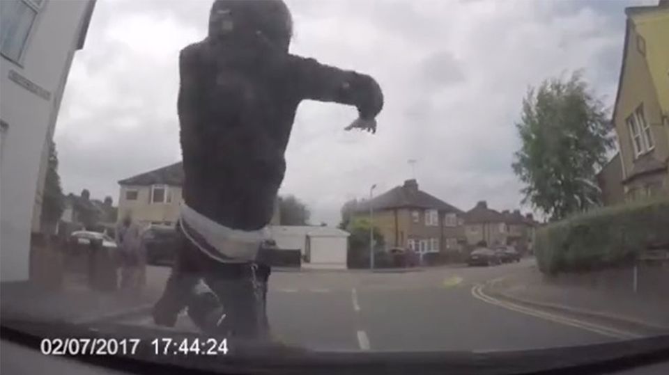 Dreister Versicherungsbetrug: Rollerfahrer wirft sich absichtlich auf Motorhaube - Fahrerin reagiert brillant Dreister Versicherungsbetrug: Rollerfahrer wirft sich absichtlich auf Motorhaube - Fahrerin reagiert brillant