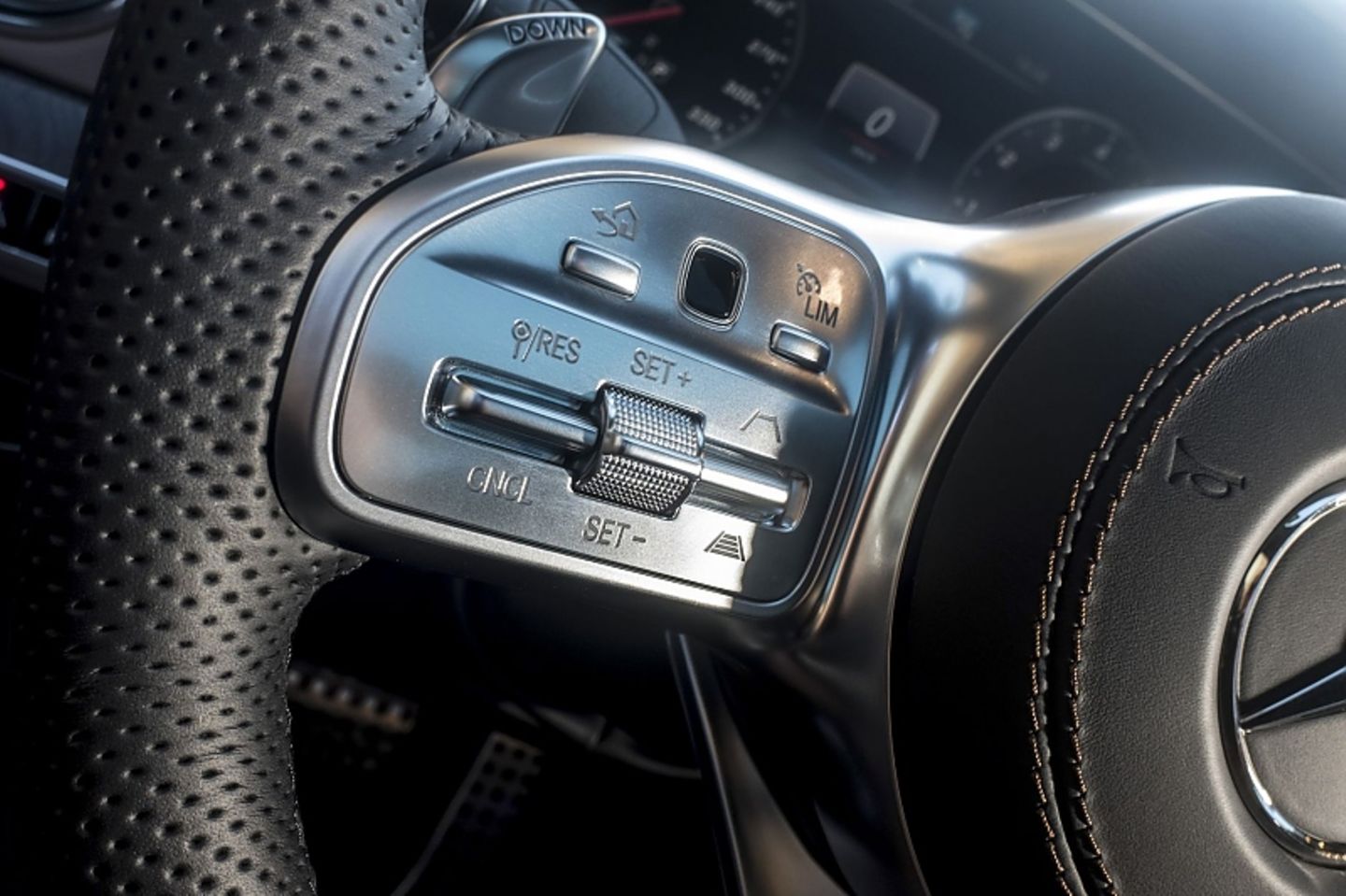 Das Interieur ist S-Klasse angemessen edel.