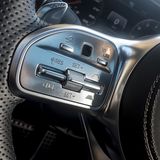 Das Interieur ist S-Klasse angemessen edel.