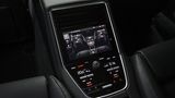 Die Bedieneinheit im Fond des Porsche Panamera Sport Turismo Turbo