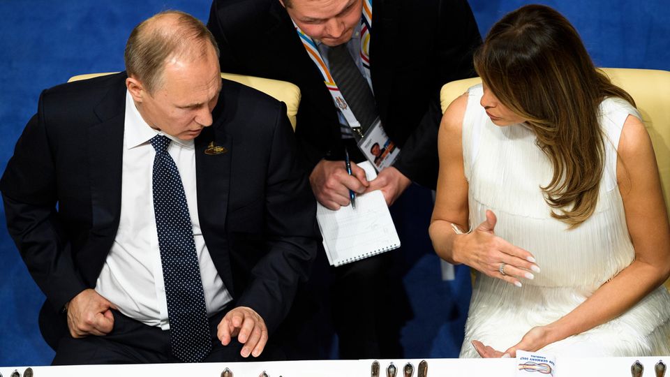 Wladimir Putin und Melania Trump sitzen beim Bankett in der Elbphilharmonie nebeneinander Wladimir Putin und Melania Trump sitzen beim Bankett in der Elbphilharmonie nebeneinander