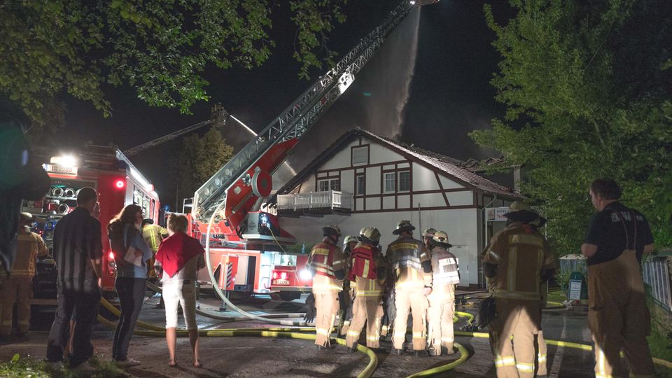 Einsatzkräfte der Feuerwehr beim Kampf gegen das Feuer im Restaurant Neu-Helgoland in Berlin-Köpenick