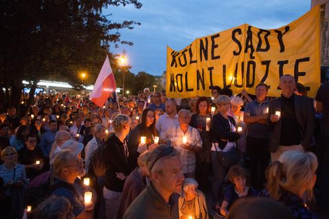 Warschau gegen die EU, gegen die Bevölkerung: Tausende Polen demonstrieren in Warschau gegen die neue Justizreform.