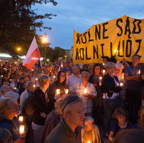 Warschau gegen die EU, gegen die Bevölkerung: Tausende Polen demonstrieren in Warschau gegen die neue Justizreform.