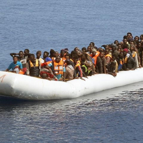 Ein überfülltes Schlauchboot im Mittelmeer - die EU-Staaten verhängten ein Embargo für solche Boote gegen Libyen (Archivbild)
