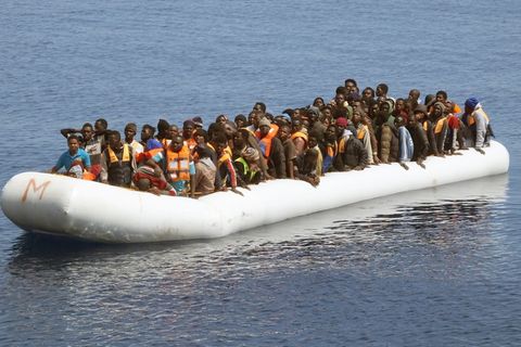 Ein überfülltes Schlauchboot im Mittelmeer - die EU-Staaten verhängten ein Embargo für solche Boote gegen Libyen (Archivbild)