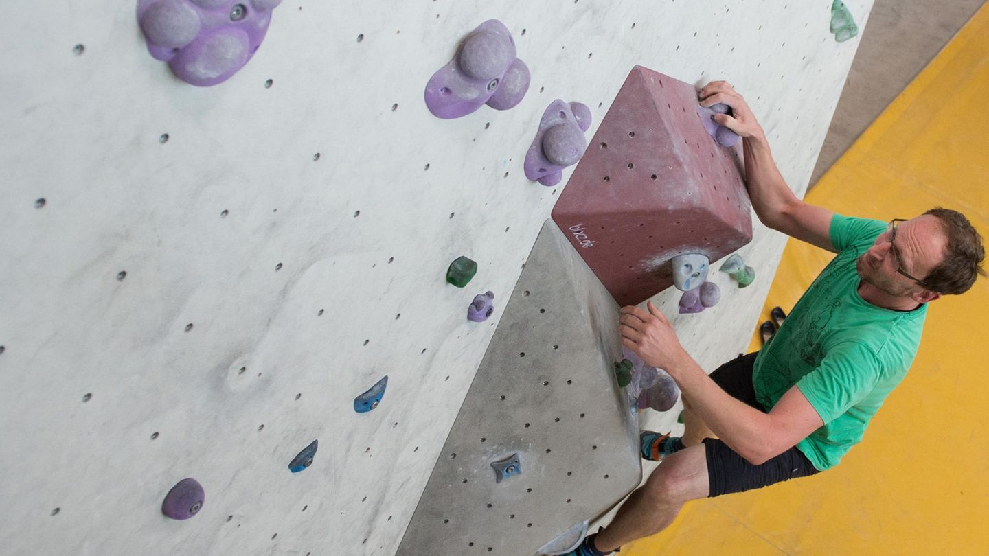 Ein Teilnehmer einer Studie, die Bouldern gegen Depressionen erforscht, an der Kletterwand