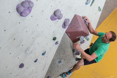 Ein Teilnehmer einer Studie, die Bouldern gegen Depressionen erforscht, an der Kletterwand