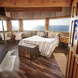 In dem großen Gebäude haben mehrere Paare Platz.