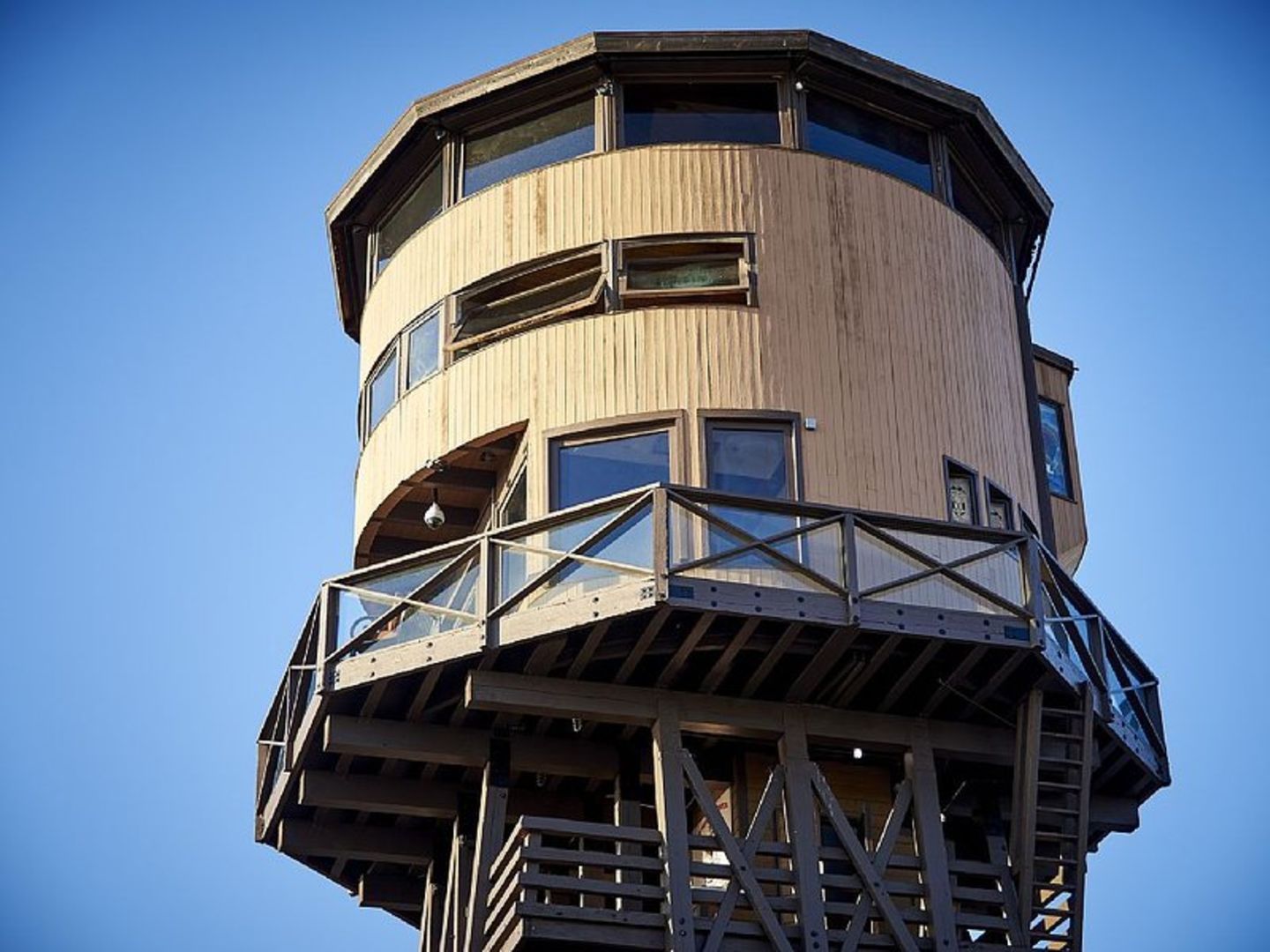 Zu dem Turm gehören auch noch Gebäude am Boden.
