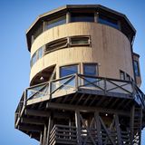 Zu dem Turm gehören auch noch Gebäude am Boden.