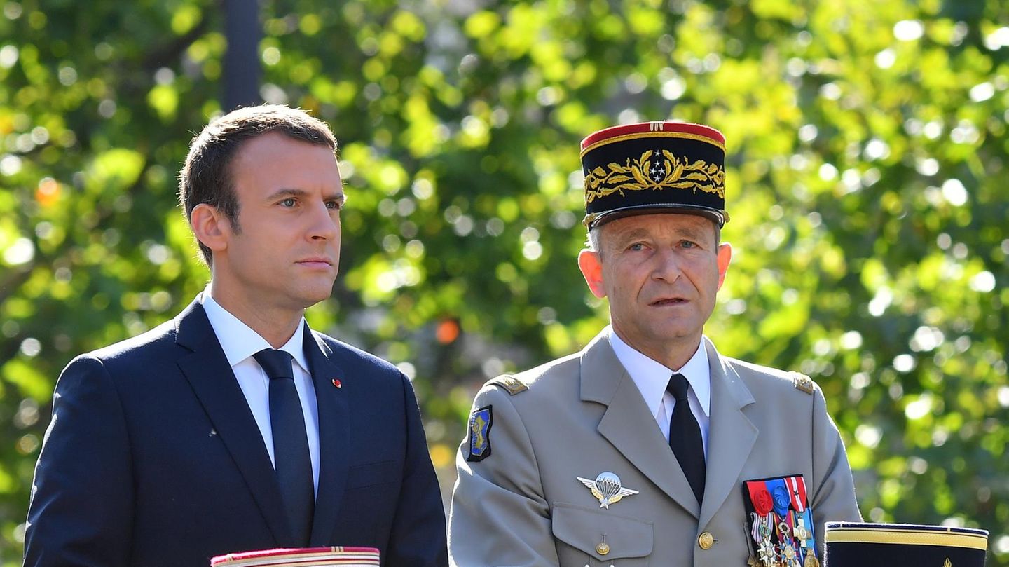 Präsident Emmanuel Macron und Pierre de Villiers auf einer Militärparade am 14. Juli