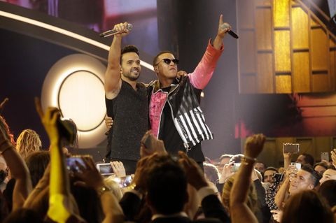 Die Puertoricaner Luis Fonsi (l.) und Daddy Yankee performen ihren Hit "Despacito"