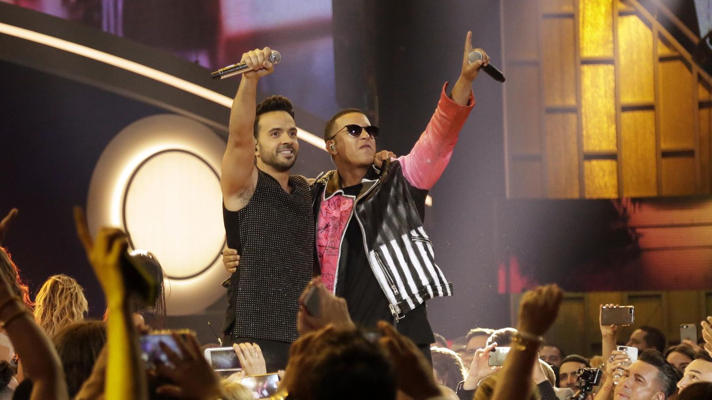 Die Puertoricaner Luis Fonsi (l.) und Daddy Yankee performen ihren Hit "Despacito"