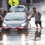Zumindest der Herr im Tank Top scheint Spaß zu haben
