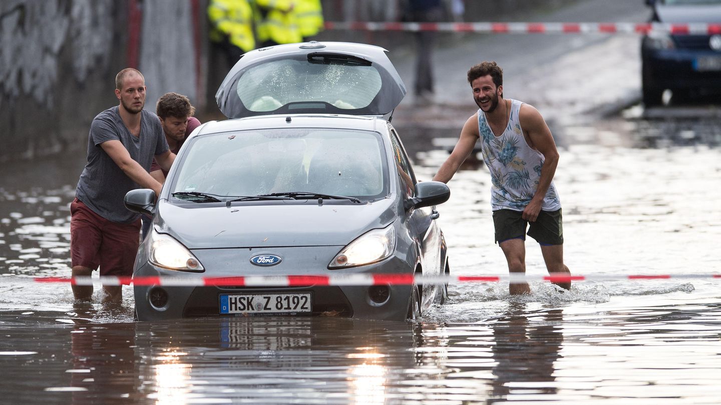 Zumindest der Herr im Tank Top scheint Spaß zu haben