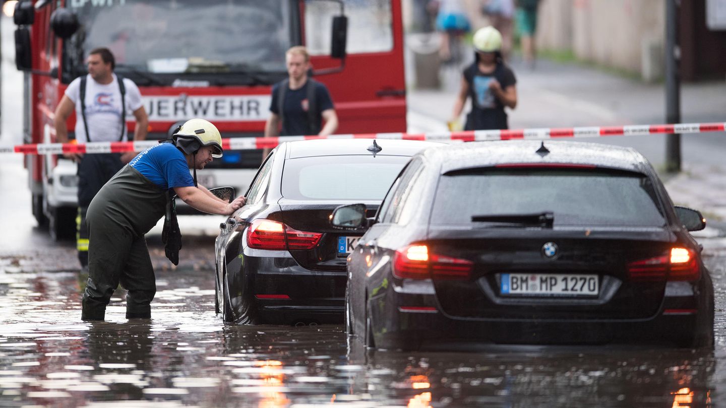 Viele Autobesitzer wurden von den Wassermassen in Köln überrascht