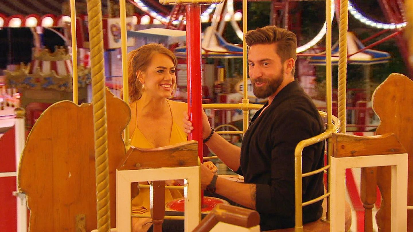 Jetzt geht's rund: Bachelorette Jessi mit Sebastian auf dem Rummel. Für ihn ist Schluss.