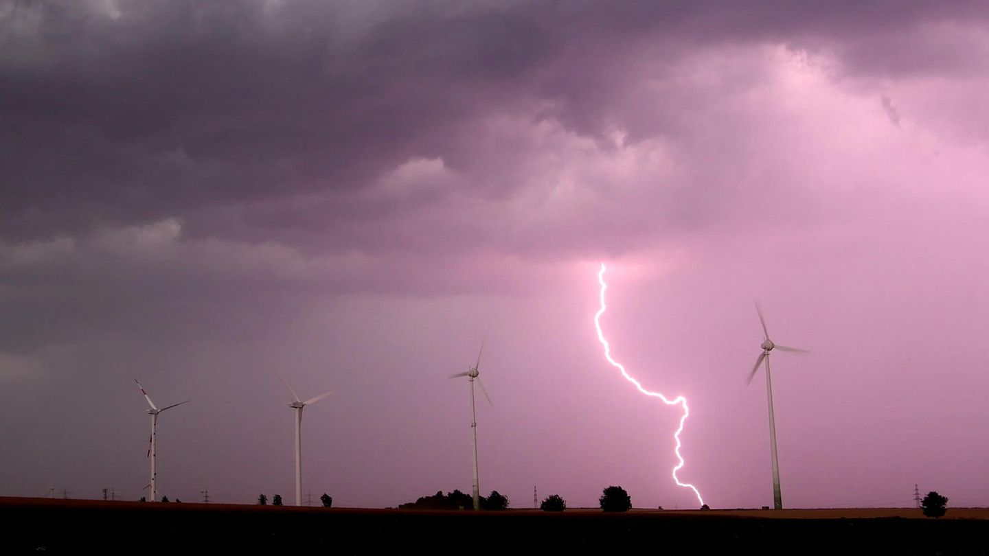 Eine Unwetterfront zieht über Windräder in der Region Hannover (Niedersachsen) hinweg.