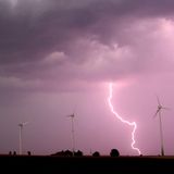 Eine Unwetterfront zieht über Windräder in der Region Hannover (Niedersachsen) hinweg.