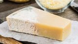 Bei Hartkäse wie Parmesan gilt: Schimmelsporen können sich nicht im ganzen Produkt ausbreiten. Schneiden Sie daher die verschimmelten Stellen großzügig weg – und genießen Sie den Käse. Allerdings nur, wenn der Schimmel nur an der Oberfläche auftritt und es sich nicht ums ganze Stück handelt. Edelschimmel auf Camembert ist grundsätzlich unbedenklich.