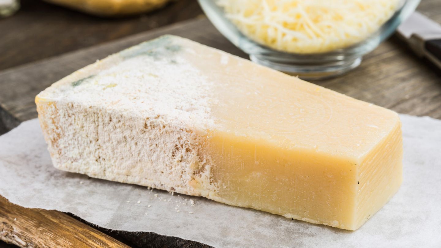 Gut zu wissen: Bei Hartkäse wie Parmesan gilt: Schimmelsporen können sich nicht im ganzen Produkt ausbreiten. Schneiden Sie daher die verschimmelten Stellen großzügig weg – und genießen Sie den Käse. Allerdings nur, wenn der Schimmel nur an der Oberfläche auftritt und es sich nicht ums ganze Stück handelt. Edelschimmel auf Camembert ist grundsätzlich unbedenklich. Bei Hartkäse wie Parmesan gilt: Schimmelsporen können sich nicht im ganzen Produkt ausbreiten. Schneiden Sie daher die verschimmelten Stellen großzügig weg – und genießen Sie den Käse. Allerdings nur, wenn der Schimmel nur an der Oberfläche auftritt und es sich nicht ums ganze Stück handelt. Edelschimmel auf Camembert ist grundsätzlich unbedenklich.