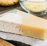 Bei Hartkäse wie Parmesan gilt: Schimmelsporen können sich nicht im ganzen Produkt ausbreiten. Schneiden Sie daher die verschimmelten Stellen großzügig weg – und genießen Sie den Käse. Allerdings nur, wenn der Schimmel nur an der Oberfläche auftritt und es sich nicht ums ganze Stück handelt. Edelschimmel auf Camembert ist grundsätzlich unbedenklich.