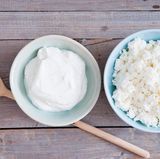 Verschimmelten Frischkäse sollten Sie nicht nochmal konsumieren. Wegen der hohen Feuchtigkeit kontaminiert das ganze Produkt in kürzester Zeit und Schimmelpilze haben einen großen Nährboden. Das Gleiche gilt für bereits geriebenen Käse wie Mozzarella. Tipp: Frieren Sie größere Mengen ein und tauen Sie nach Bedarf auf. 