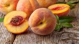 Genauso wie andere weich-fleischige Früchte und Gemüsesorten: Verschimmelte Pfirsiche können Sie nicht mehr bedenkenlos essen. Sie gehören in den Abfall.