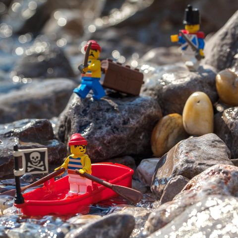 plastik-lego-teile am strand von cornwall