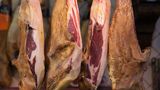 Bei luftgetrockneten Wurstwaren wie beispielsweise Serrano-Schinken gilt das Gleiche wie beim Parmesan: Betrifft die verschimmelte Stelle nur die Oberfläche und nicht das ganze Stück, kann man die Flecken großzügig wegschneiden. Bei stärkerem Befall heißt es: Ab in die Tonne! Edelschimmel auf Salami ist grundsätzlich unbedenklich.