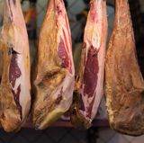 Bei luftgetrockneten Wurstwaren wie beispielsweise Serrano-Schinken gilt das Gleiche wie beim Parmesan: Betrifft die verschimmelte Stelle nur die Oberfläche und nicht das ganze Stück, kann man die Flecken großzügig wegschneiden. Bei stärkerem Befall heißt es: Ab in die Tonne! Edelschimmel auf Salami ist grundsätzlich unbedenklich.