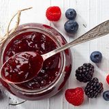 Angeschimmelte Konfitüren und Gelees müssen bei Schimmelbefall sofort entsorgt werden. Durch die enthaltene Feuchtigkeit kann sich der Schimmelpilz schnell ausbreiten. 