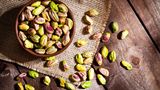 Besonders anfällig für Schimmel sind Nüsse wie Pistazien, Erdnüsse, Haselnüsse - und auch Gewürze wie Pfeffer und Paprikapulver. Der "Nuss-Schimmel" setzt den giftigen Stoff Aflatoxin frei. Der kann die Zellen schädigen. Schimmelige Nüsse daher aussortieren. 